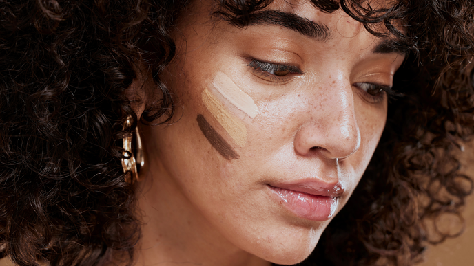 Laut Make-up-Artists: Mit diesen Tricks passt sich deine Foundation jeder Saison an