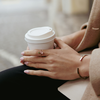 „Lavender Milk Nails” sind der edelste Nageltrend für den Saisonübergang