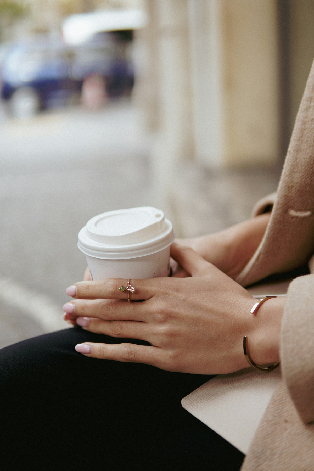 „Lavender Milk Nails” sind der edelste Nageltrend für den Saisonübergang