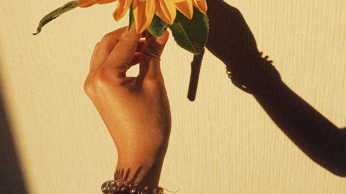 Sonnenblumen-Nägel sind der schönste Übergang von Sommer nach Herbst