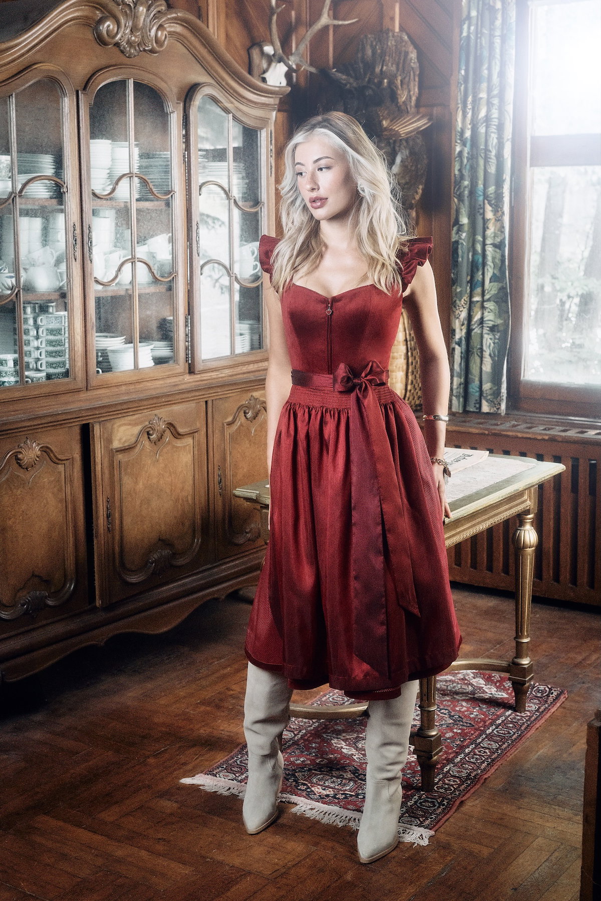 Eine Frau mit einem roten Dirndl ohne Bluse