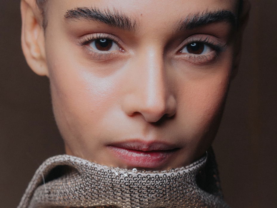 Minimalistisch: „Anti-Blush“ ist der eleganteste Make-up-Trend der Saison