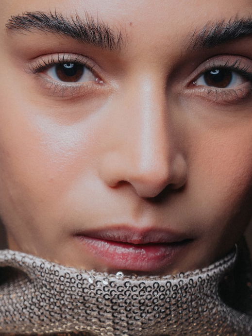 Natürlich: „Anti-Blush“ ist der eleganteste Make-up-Trend der Saison