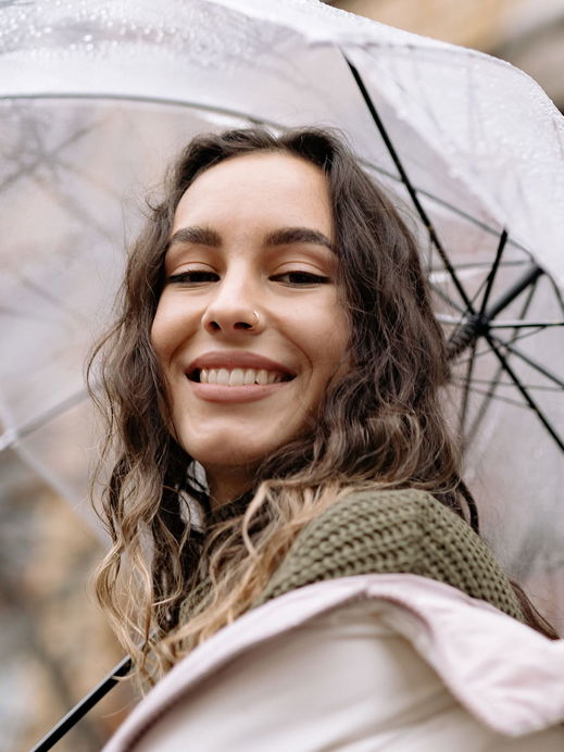 Frizz stoppen: 5 Profi-Tipps für seidiges Haar bei Wind und Wetter