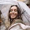 Frizz stoppen: 5 Profi-Tipps für seidiges Haar bei Wind und Wetter