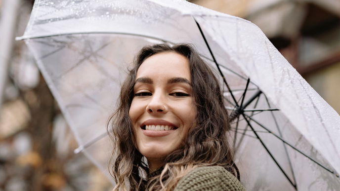 Frizz stoppen: 5 Profi-Tipps für seidiges Haar bei Wind und Wetter