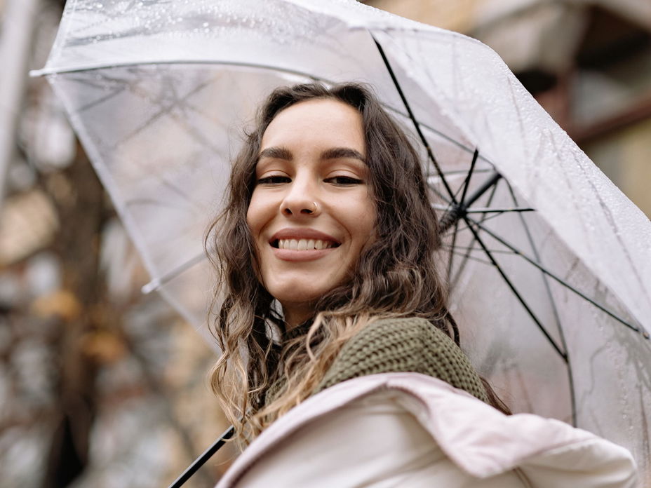 Frizz stoppen: 5 Profi-Tipps für seidiges Haar bei Wind und Wetter