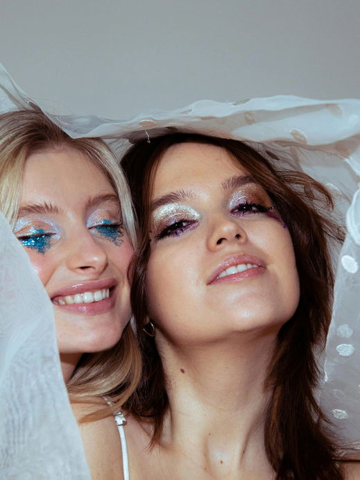 Frost-Glow & Eisprinzessin-Vibes: Diesen Winter setzen alle auf „Arctic Make-up“