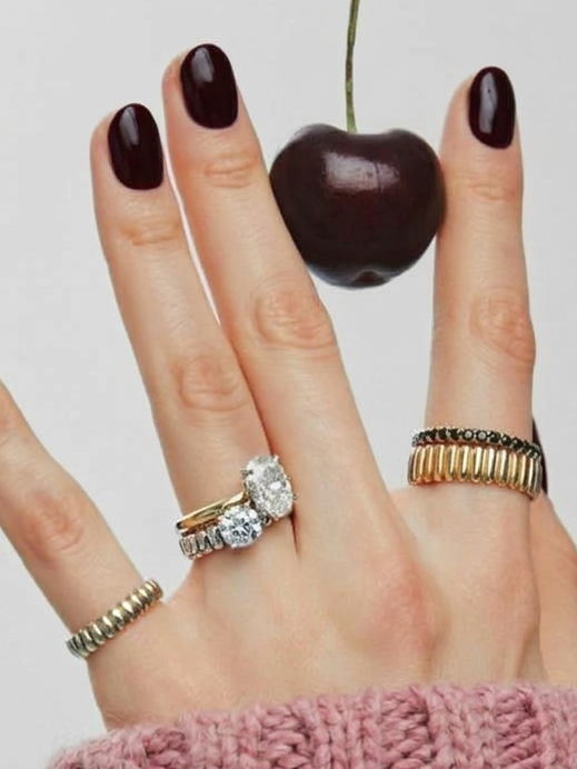 Cherry Noir: Der dunkle Kirschton macht unsere Nägel jetzt zum edlen Eyecatcher