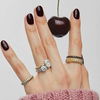 Cherry Noir: Der dunkle Kirschton macht unsere Nägel im Herbst zum edlen Hingucker