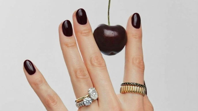 Cherry Noir: Der dunkle Kirschton macht unsere Nägel im Herbst zum edlen Hingucker