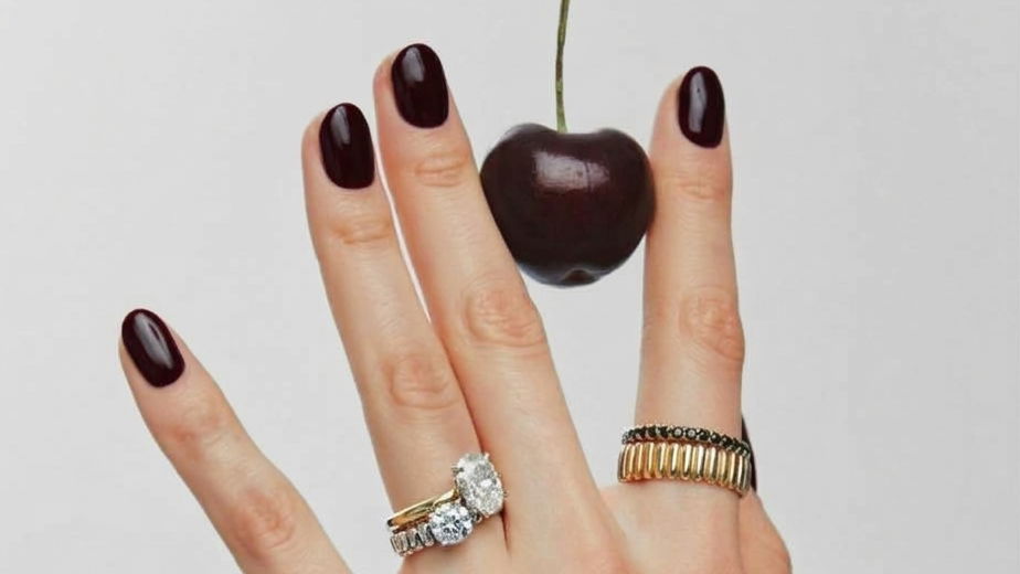 Cherry Noir: Der dunkle Kirschton macht unsere Nägel im Herbst zum edlen Hingucker