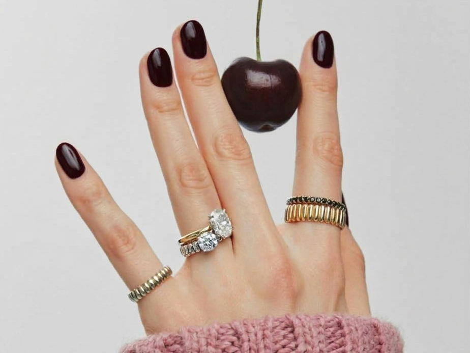 Cherry Noir: Der dunkle Kirschton macht unsere Nägel im Herbst zum edlen Hingucker