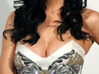 katy-perry-traegt-einen-pony-im-pinup-style-200x300-bild-1-802497.jpg