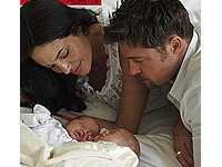 angelina-jolie-und-brad-pitt-zeigen-ihre-zwillinge-200x200-bild-1-135501.jpg