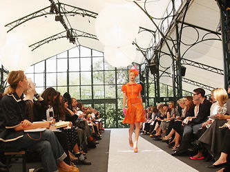 model-auf-catwalk-520x250-628145.jpg