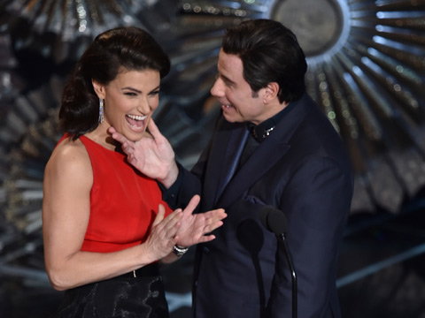 john-travolta-touching-idina-2029468.jpg