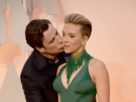 john-travolta-touching-scarlett-2029468.jpg