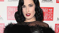 Dita von Teese im Fetisch-Bademantel