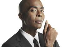 bruce-darnell-coacht-im-ersten-200x300-bild-2-20687.jpg