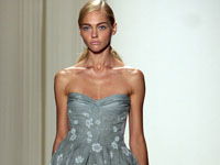 graue-blumen-bei-donna-karan-collection-bild-getty-images-200x298-8772.jpg