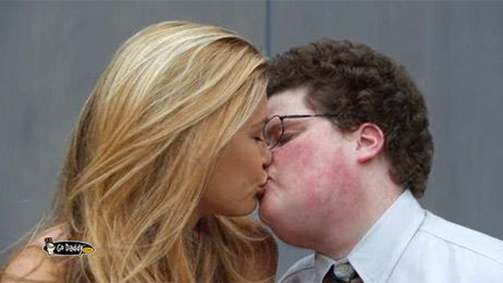 Bar Refaeli knutscht Nerd