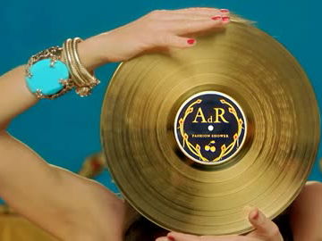 anna-dello-russo-for-h-m-fashion-shower-480x270-1655627.jpg