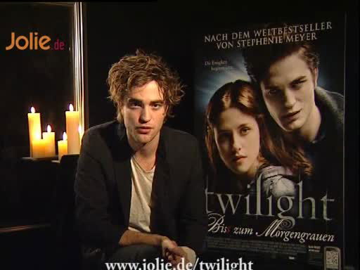 robert-pattinson-gruesst-die-jolie-de-leserinnen-512x410-1260502.jpg