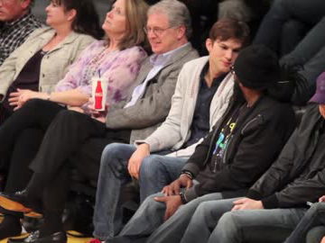 ashton-kutcher-rangelei-auf-festival-480x270-1794021.jpg