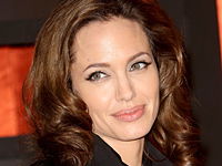 angelina-jolie-schwanger-mit-zwillingen-200x300-22419.jpg