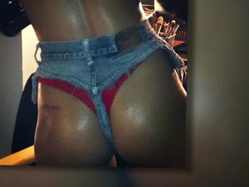 thong-rihanna-im-jeans-string-video-480x270-1807078.jpg