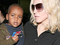 madonna-mit-ihrem-adoptivsohn-david-bil-colourpress-200x300-136134.jpg
