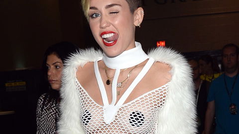 Miley Cyrus tritt mit Nippel Patches auf