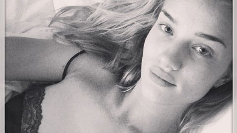 Im Bett mit Rosie Huntington-Whiteley und warum man Model-Selfies nicht glauben darf