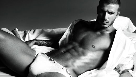 David Beckham für Armani fast nackt
