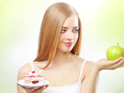 abnehmen-ohne-sport-frau-haelt-apfel-520x313-1656441.jpg