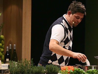 tim-maelzer-kocht-ein-spanisches-omelett-bild-getty-images-520x300-18613.jpg