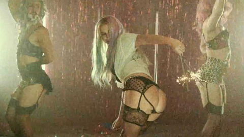 Kesha zeigt ihren Po