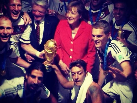 dfb-team-instagram-gauck-und-merkel-480x480-1968985.jpg