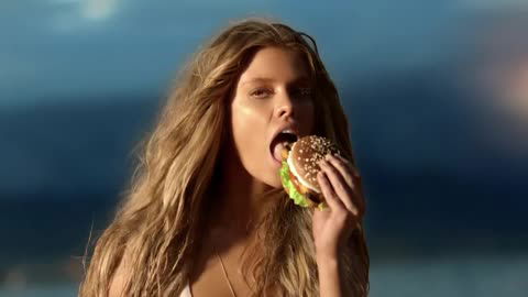 Sports Illustrated Model wirbt für Fast Food Kette
