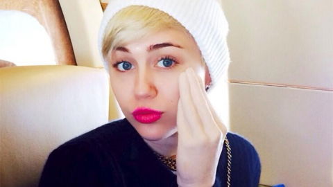 Miley Cyrus posiert mit Dildo