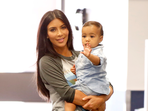 north-west-winkt-paparazzi-1976864.png