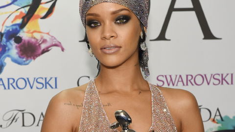 Rihanna fast nackt bei den CFDA Awards 2014