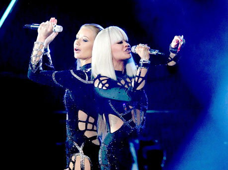 iggy-azalea-und-rita-ora-black-widow-on-stage-480-1979365.jpg