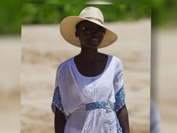 lupita-nyongo-am-strand-480x270-1959878.jpg