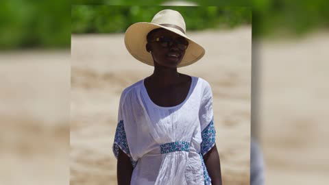 Lupita Nyong'o am Strand