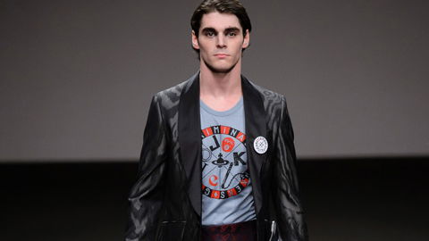 RJ Mitte: "Breaking Bad" Star modelt für Vivienne Westwood