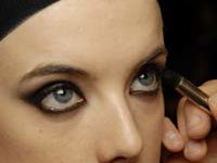 bei-kullerrunden-rehaugen-reicht-oft-mascara-mehr-wirkt-angemalt-200x300-9007.jpg
