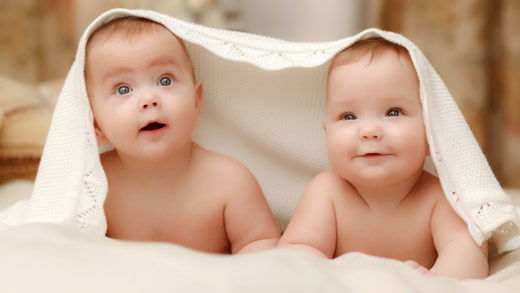 Youtube: Babys stellen sich schlafend, sobald sie ihre Mama hören