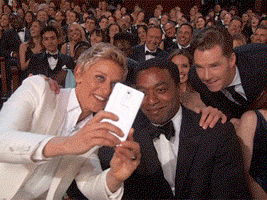 33c0fa20-a282-11e3-a16f-a394e4559bf0-oscars-benedict-cumberbatch-photobomb-1925276.gif